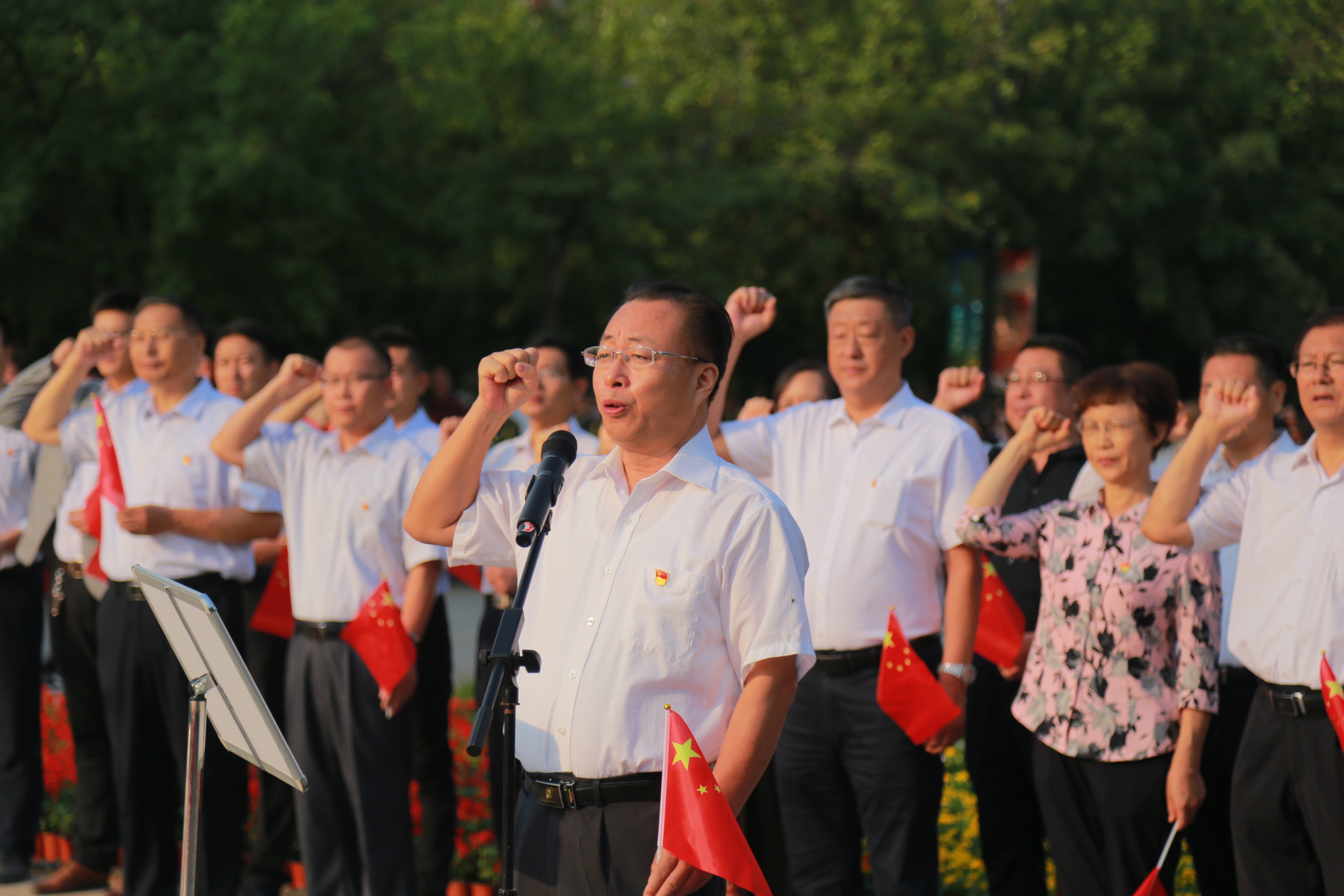 全体党员在学校党委副书记唐勇的带领下,面对党旗,庄严举起右手,共同