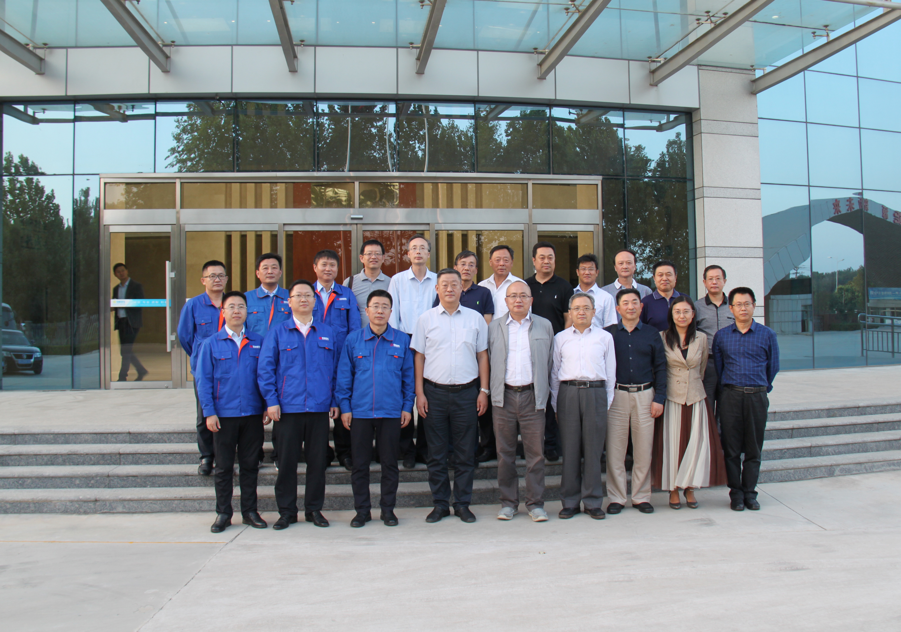 院长陈松岩带队到中通客车控股股份有限公司洽谈合作并举行战略合作